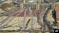 صدها هزار زائر از سراسر جهان در مسیرهای مشخص در حال حرکت به سمت منا در حومه شهر مکه، برای برگزاری رمی جمرات هستند - ۲ مهر ۱۳۹۴