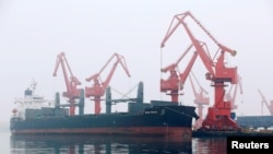 一艘装满原油的外国油轮2019年4月21日在中国青岛港卸货。