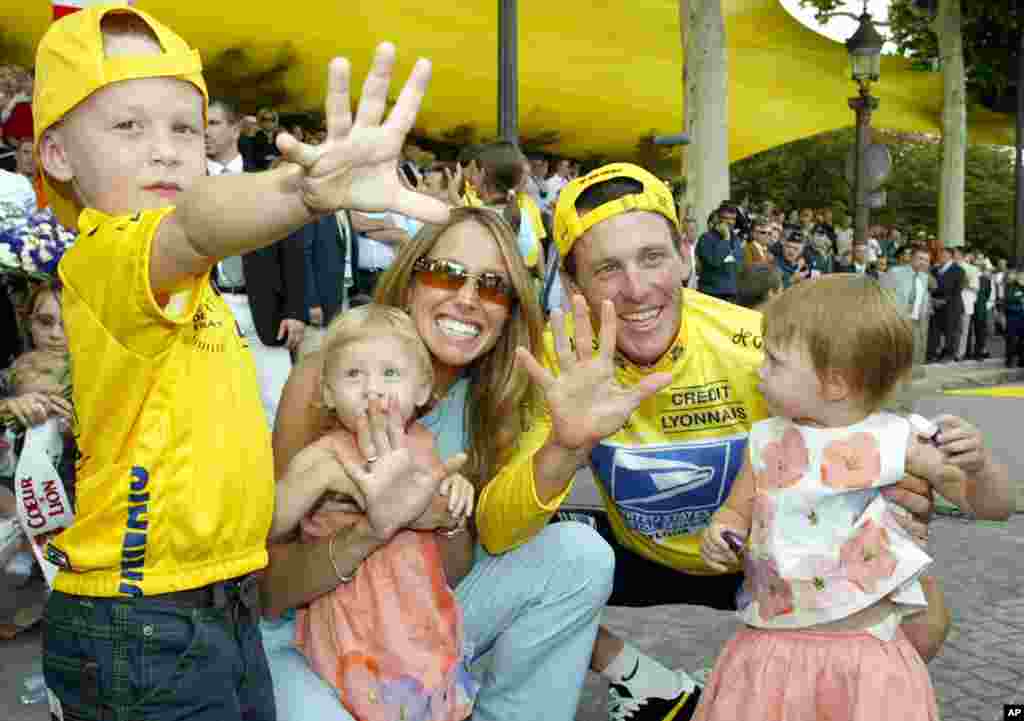 July 27, 2003: Lance Armstrong with his wife Kristin, his son Luke and his twin daughters Isabelle Rose and Grace Elizabeth, signaling five (for the number of Tours de France he has won).