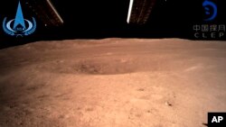 중국의 달 탐사선 창어 4호가 3일 인류 최초로 달 뒷면 착륙에 성공했다. 창어 4호가 지구로 전송해 온 달 표면 사진. (중국국가항천국/신화통신=AP)