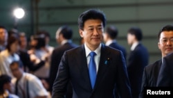 日本新任防卫相木原稔在东京日本内阁重组的日子里走进首相府。（2023年9月13日）