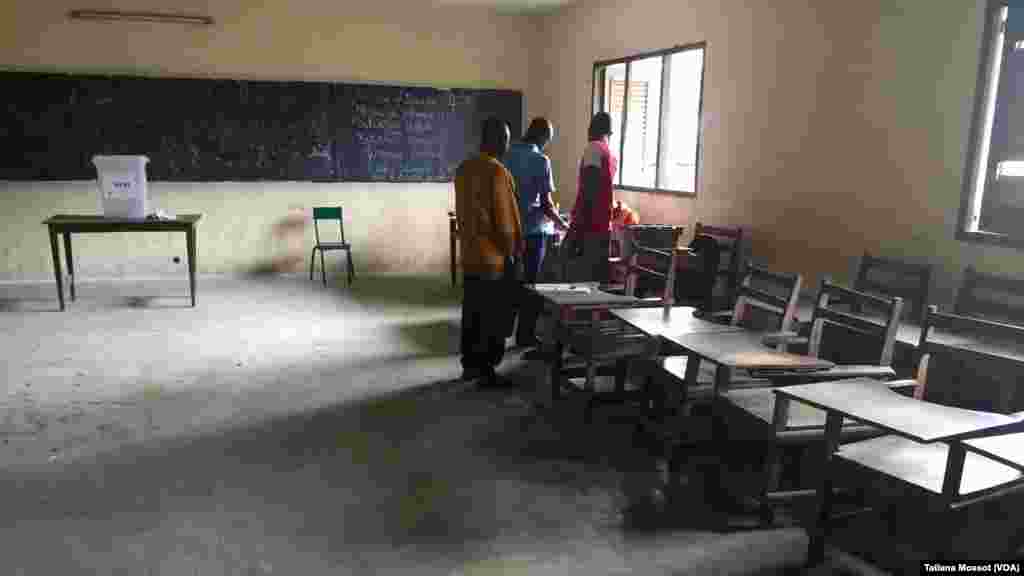 Dans la commune de Williamsville, Abidjan, peu de représentants politiques et d'observateurs.