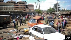 Warga dan petugas keamanan tampak di lokasi kejadian beberapa saat setelah terjadinya dua ledakan di Nairobi (16/5/2014). 