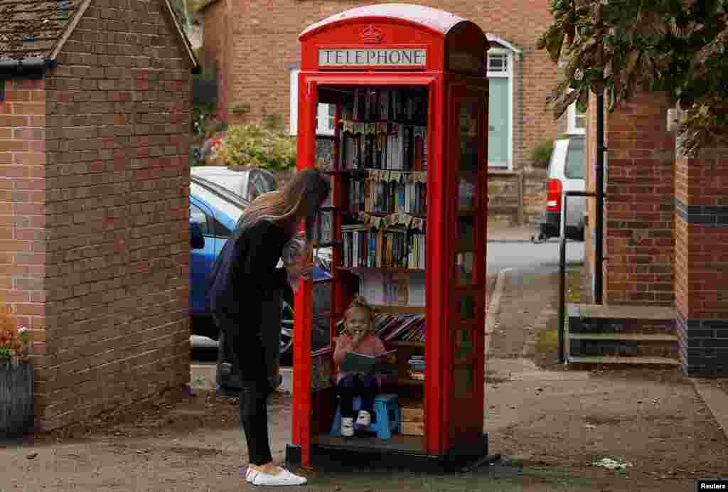 ទូ​ទូរសព្ទ​សាធារណៈ​&nbsp;ដែល​ត្រូវ​បាន​ច្នៃ​ជា​បណ្ណាល័យ​ខ្នាត​តូច​មួយ&nbsp;នៅ​ភូមិ&nbsp;Long⁠&nbsp;Clawson&nbsp;ប្រទេស​អង់គ្លេស។