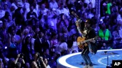 Lenny Kravitz performs during the third day of the Democratic National Convention
