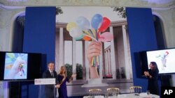 جف کونز در کنار سفیر آمریکا در فرانسه و شهردار پاریس