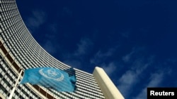 位于维也纳国际原子能机构（ IAEA ）的旗帜在空中飘扬（资料照片）。