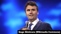 查理·柯克于2023年7月16日在佛罗里达州西棕榈滩的棕榈滩县会议中心举行的2023年“转折点行动大会”上和与会者交谈。