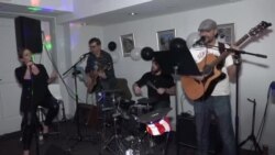 Рок бенд од Вашингтон ги зближува иселениците од некогашните ју-простори