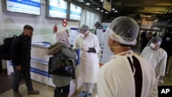 دروغتیا وزیرفیروز الدین فیروز د گل، دوشنبې، په ورځ دخبري کنفرانس پرمهال وویل دایران له قم ښار څخه هرات ته په راستانه شويو دریو کسانو کې چې دکورنا وایرس نښې په کې لیدل شوی وې په معایناتو کې ثابته شوه چې یوتن دکرونا په وایرس اخته ته دی او دوه نور له دې ناروغۍ بچ دي