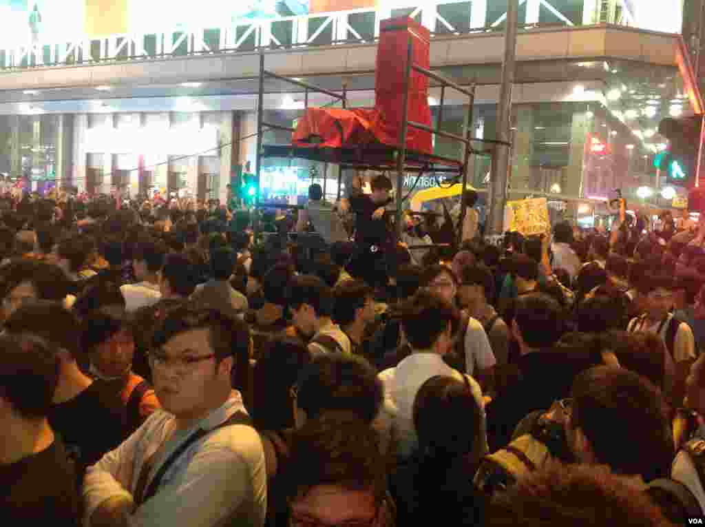 旺角爆发支持和反占中人士的大规模对峙 (美国之音海彦拍摄) 