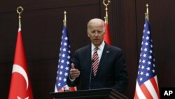美国副总统拜登在土耳其对媒体讲话。