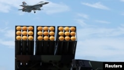 台湾空军高雄冈山空军基地的一架F-16战斗机与雷霆2000多管火箭系统。