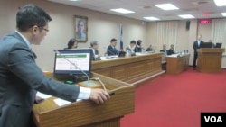 台湾立法院外交及国防委员会4月5号质询的情形(美国之音张永泰拍摄)