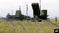 지난 29일 일본 항공자위대가 도쿄 외곽 후사에 있는 요코타 공군기지에서 실시한 PAC 지대공 요격미사일 전개훈련 장면을 공개했다.