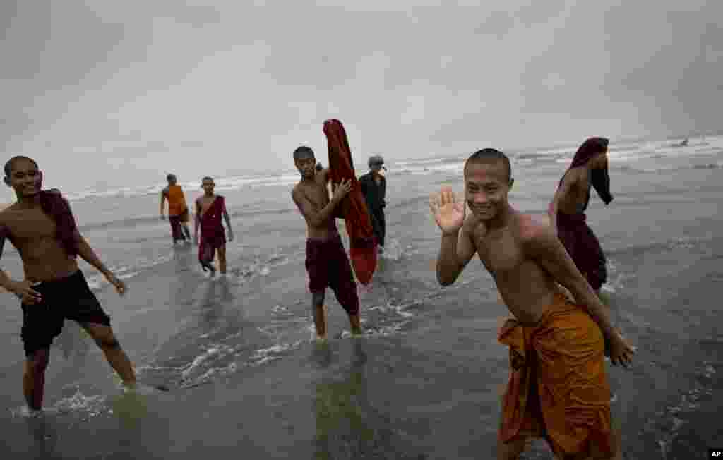 Biarawan Buddha bermain di laut di Sittwe, Burma, menjelang kedatangan Topan Mahasen (14/5). (AP/Gemunu Amarasinghe)