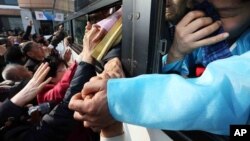 지난 2월 25일 남북 이산가족 행사를 모두 종료한 북한측 이산가족 대상자들이 버스를 탄 채 한국측 가족들과 작별 인사를 하고 있다. (자료사진)