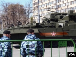 5月7日红场阅兵前夕彩排时停在莫斯科街头的“阿尔玛塔”战车(美国之音白桦拍摄)