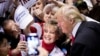 도널드 트럼프 미 공화당 대선 후보가 21일 애틀랜타에서 열린 유세에서 지지자들과 사진을 찍고 있다.