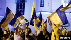 Partidarios del candidato presidencial Fabricio Alvarado, del Partido Restauración Nacional (PRN), expresan apoyo, el 1 de febrero de 2018, durante el último debate presidencial para la elección presidencial.