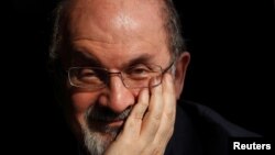 资料照： 《撒旦诗篇》作者、印度裔作家萨尔曼·拉什迪8月12日在纽约一场公开活动中遭遇袭击。