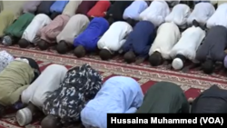 Wasu al'umar Musulmi a lokacin da suke Sallar jami'i.