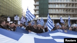 Demonstranti drže grčku zastavu na protestu u Atini protiv upotrebe termina Makedonija van Grčke, 4. februar, 2018.