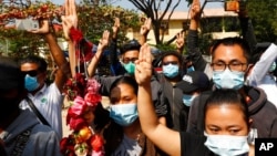 缅甸民众集会，打出三指礼的手势，抗议军方发动政变。（2021年2月5日）