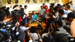 18일 미얀마 의회에서 야당 지도자인 아웅산 수치 여사가 기자회견을 하고 있다.