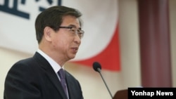 서훈 전 국가정보원 제3차장이 8일 국회 의원회관에서 열린 새누리당 통일경제교실에서 '남북 교섭 및 협상의 패턴'을 주제로 강연하고 있다.