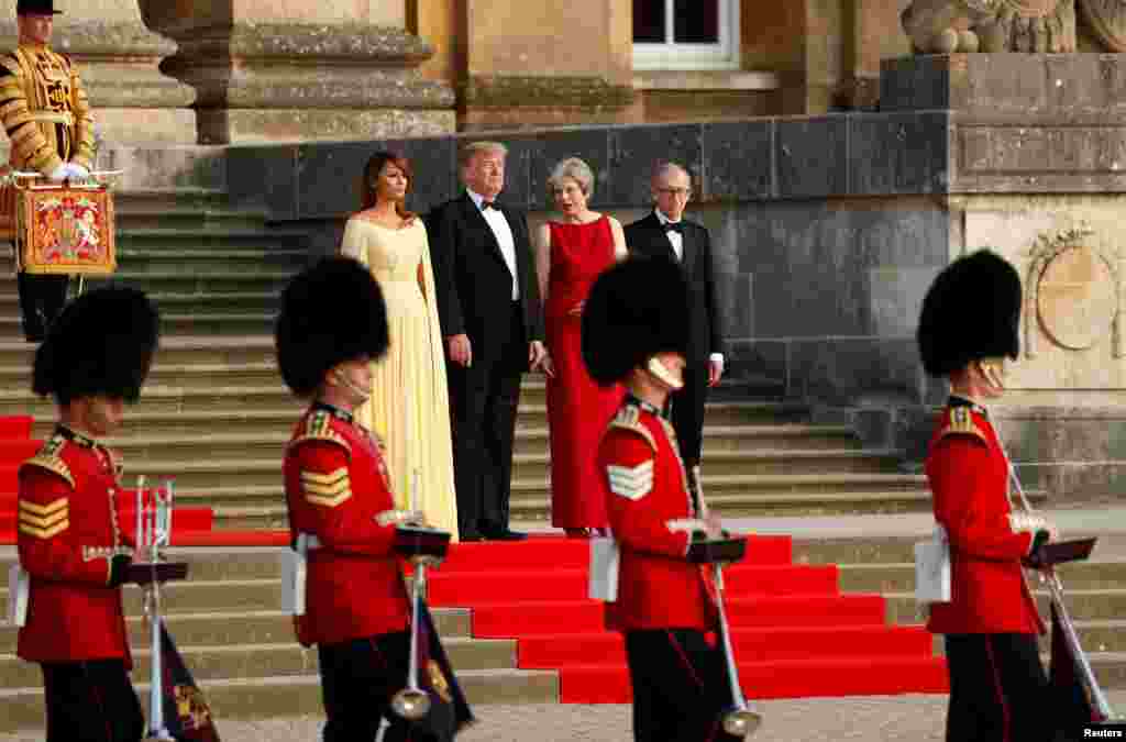 在伦敦西面的布伦海姆宫的入口，美国第一夫人梅拉尼娅&middot;特朗普，美国总统唐纳德&middot;特朗普，英国首相特雷莎&middot;梅和她的丈夫菲利普&middot;梅站在台阶上（2018年7月12日）。