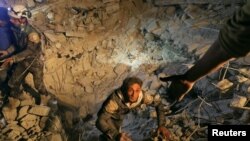 지난 12월 11일 공습을 받은 시리아 이들리브 지역에서 민병대원이 탈출하고 있다. (자료사진)