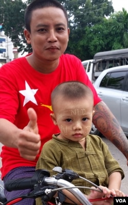 民盟粉丝之父子档。（美国之音朱诺拍摄）