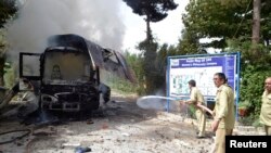 15일 퀘타 시에서 소방대원들이 버스의 화재를 진압하고 있다 