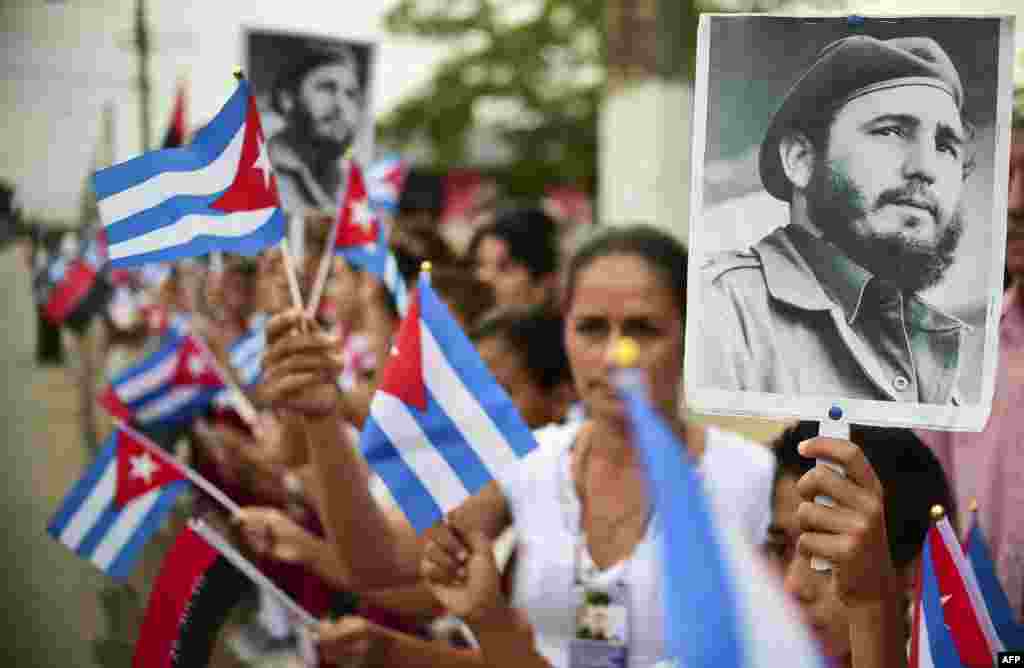 Warga menunggu kendaraan yang membawa abu kremasi jenazah Fidel Castro di jalanan kota Jimaguayu, Kuba.