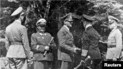 آدولف هیتلر و گروهی از مقامان آلمان نازی