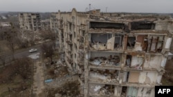 Оваа воздушна фотографија направена на 1 февруари 2024 година, прикажува станбени згради уништени од гранатирање во Изјум, регионот Харкив, среде руската инвазија на Украина