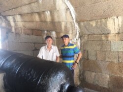 武汉人张海（右）因父亲（左）死于新冠肺炎向政府索赔。（张海提供）