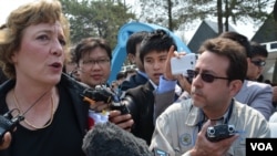 Suzanne Scholte of the North Korea Freedom Coalition speaking to VOA's Steve Herman and other reporters at Imjingak, May 4, 2013. (R. Kalden/VOA)