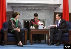 马英九会见美国参议员范斯坦