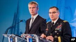 北约秘书长斯托尔滕贝格和出任北约欧洲盟军最高司令的美国将军斯卡帕罗蒂（右）（2016年5月4日）