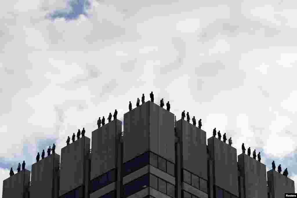 ការ​ពិព័រណ៌​សិល្បៈមួយ​ដោយជាង​ចម្លាក់​ជនជាតិ​អាមេរិក​លោក Mark Jenkins ហៅ​ថា &laquo;Project 84&raquo; ដែល​មាន​បំណង​បង្កើន​ការ​យល់ដឹង​ពី​អត្រា​សម្លាប់​ខ្លួន​បុរស​ក្នុង​ចក្រភព​អង់គ្លេស ត្រូវ​បាន​ឃើញ​នៅ​លើ​ដំបូល​អគារ​មួយ​នៅ​ភាគ​កណ្តាល​ទីក្រុង​ឡុងដ៏​ប្រទេស​អង់គ្លេស។