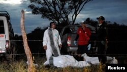 Forenses transportan los restos de los fallecidos en el accidente aéreo en Costa Rica.