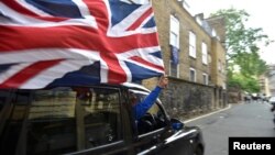 Shufeeriin taaksii magaala Landanitti gammachuu isa ibsachaa oggaa deemu, Waxabajjii 24, 2016. 