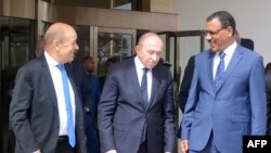 Daga hagu- Jakadan Faransa dake Nijar, Ministan tsaron gida na Faransa Gerard Collomb da Ministan Cikin Gida na Nijar Mohammed Bazoum