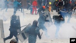 22일 우크라이나 수도 키예프에서 벌어진 반정부 시위 현장에서 시위대와 경찰의 충돌로 사망자가 발생했다.