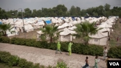 Para korban banjir Pakistan tinggal di tenda-tenda penampungan di luar distrik Nowshera.