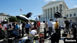 از صبح رسانه ها منتشر خبر دیوانعالی درباره فرمان اجرایی پرزیدنت ترامپ بودند. 