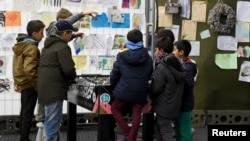Les enfants migrants jouent dans un camp de réfugiés en Allemagne, le 15 octobre 2015. (REUTERS/Fabian Bimmer)