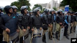 Polisi Pakistan berjaga di sekitar gedung Mahkamah Agung di ibukota Islamabad, Pakistan (Foto: dok). 